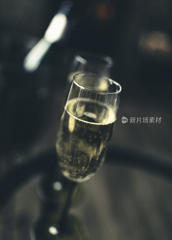 光明的日子! !他瞥了一眼桌上一瓶冰凉的起泡酒和两个玻璃杯。